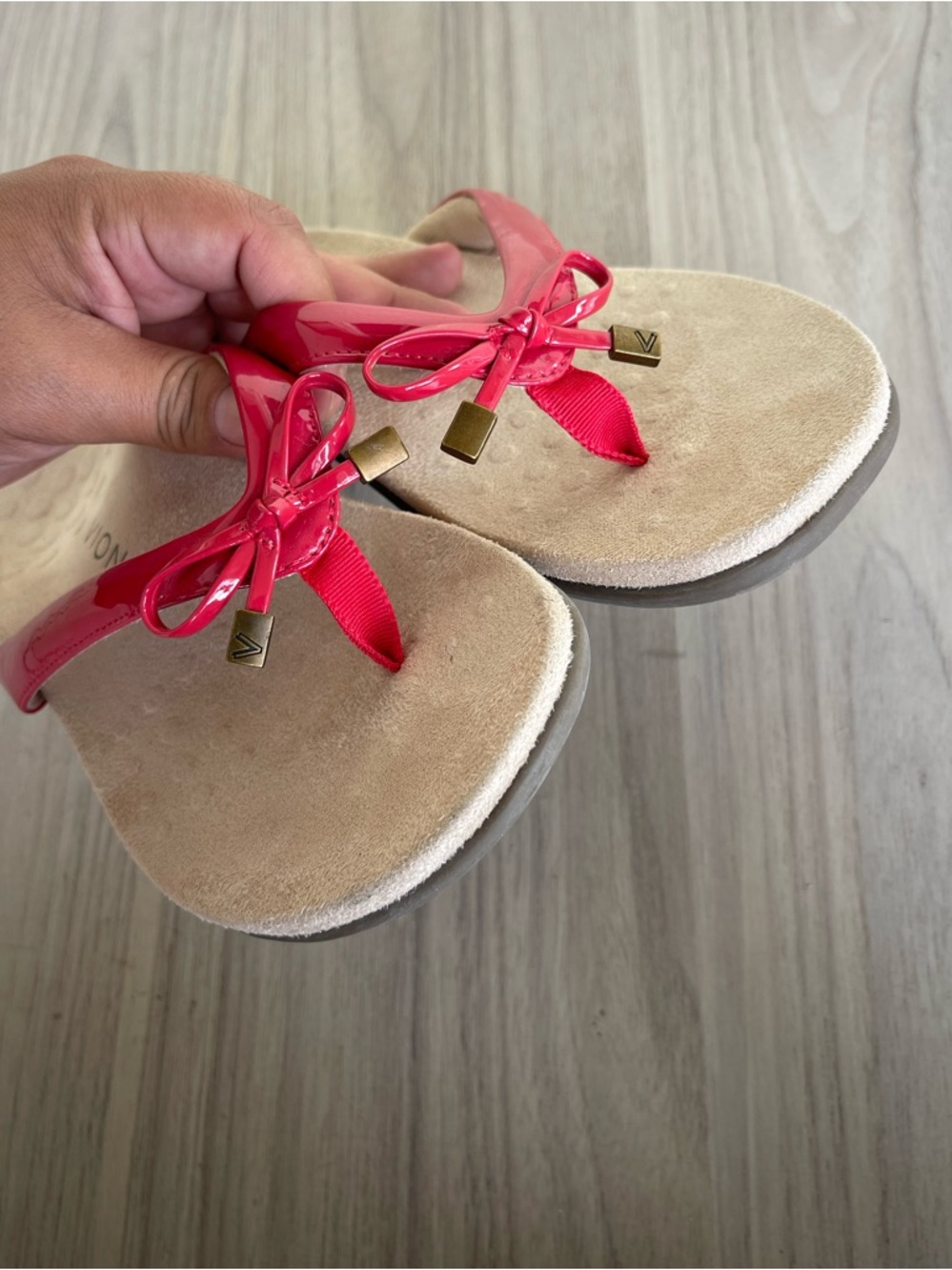 Vionic Women's red Patent Bow Thong Sandals - Picture 5 of 12